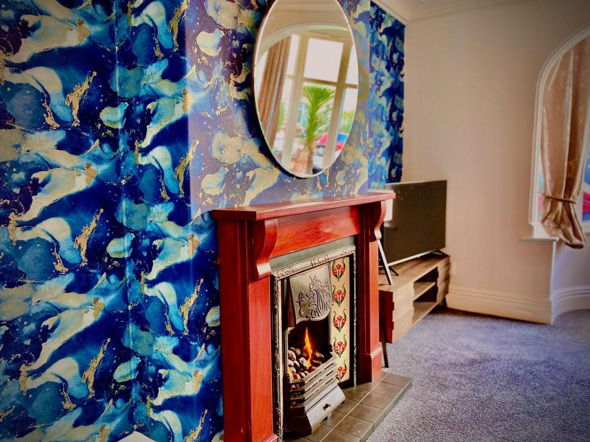 Ferienhaus Captivating 4-bed Hot Tub House In Blackpool