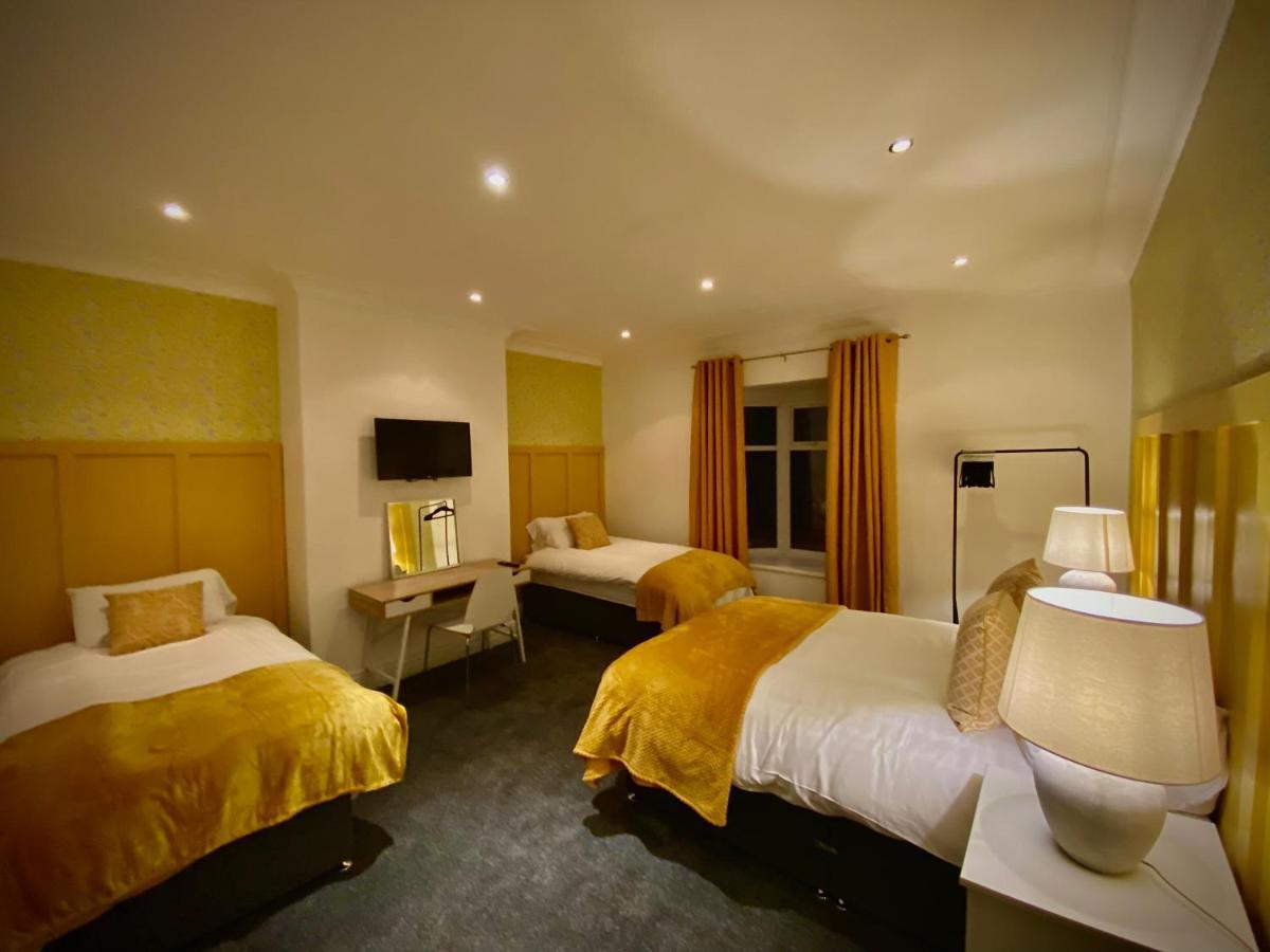 Hébergement de vacances Captivating 4-bed Hot Tub House In *