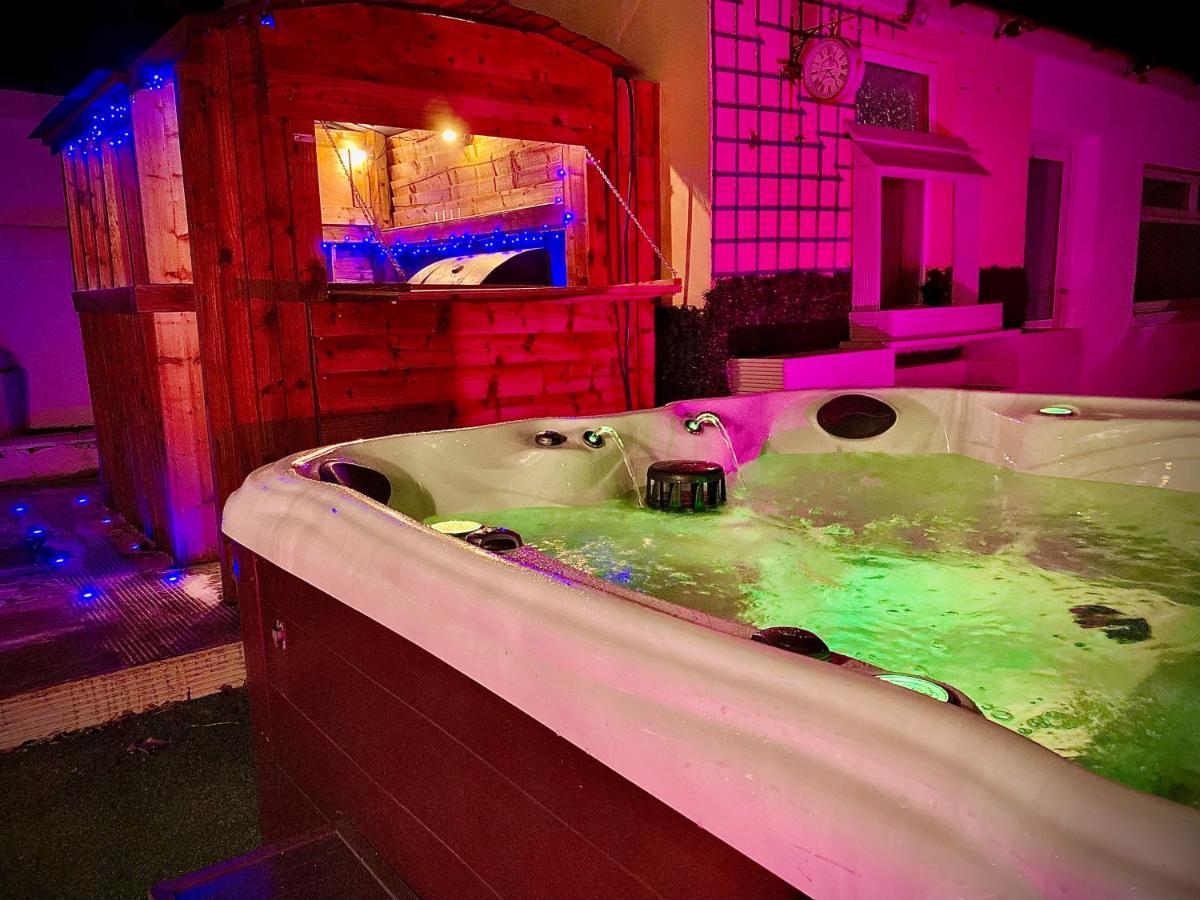 Captivating 4-bed Hot Tub House In Hébergement de vacances