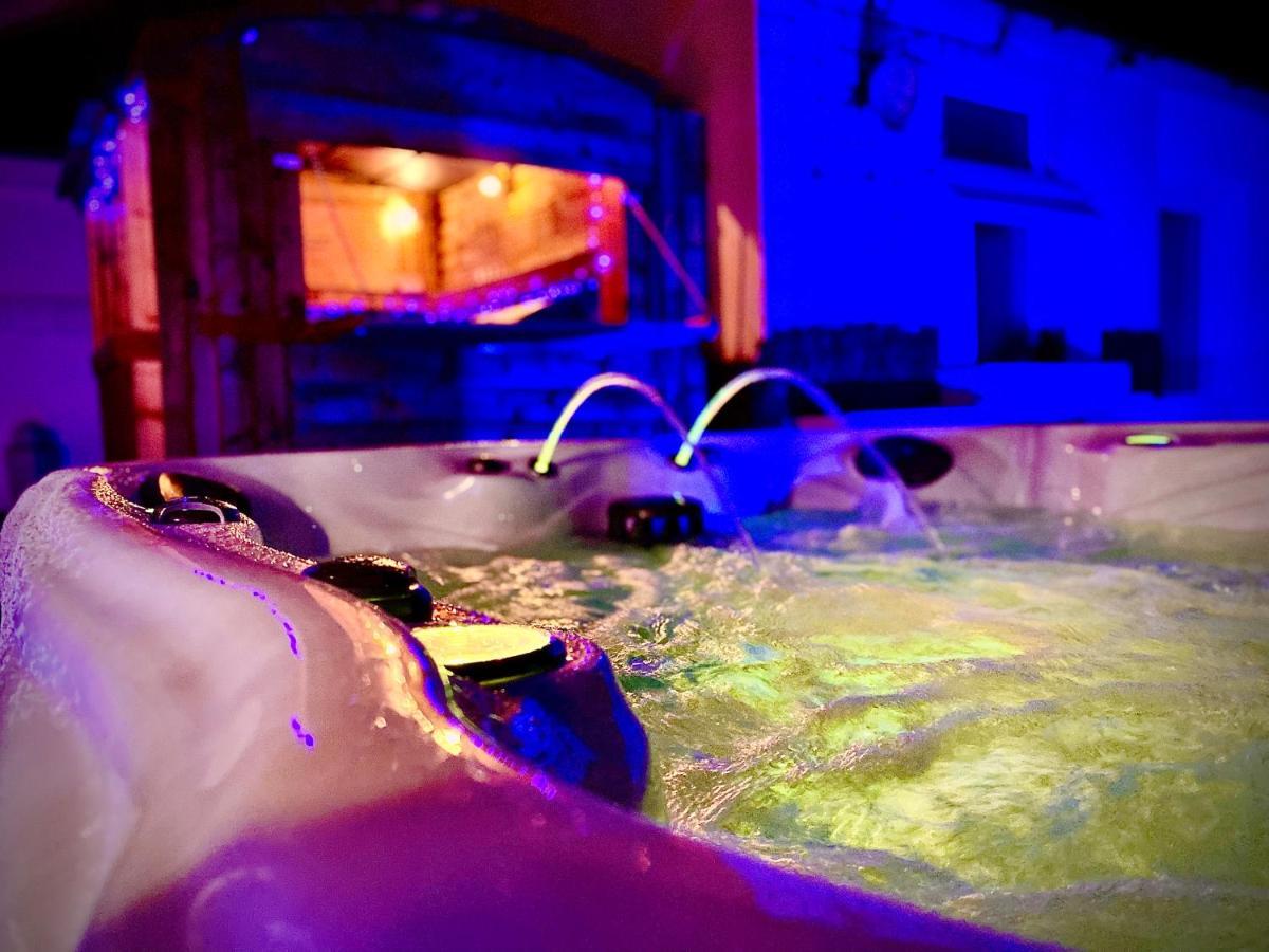 Hébergement de vacances Captivating 4-bed Hot Tub House In