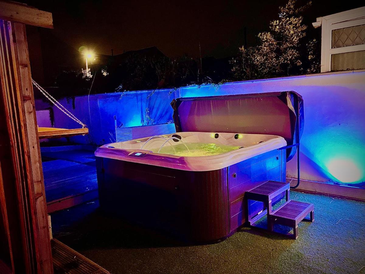 Captivating 4-bed Hot Tub House In Hébergement de vacances *